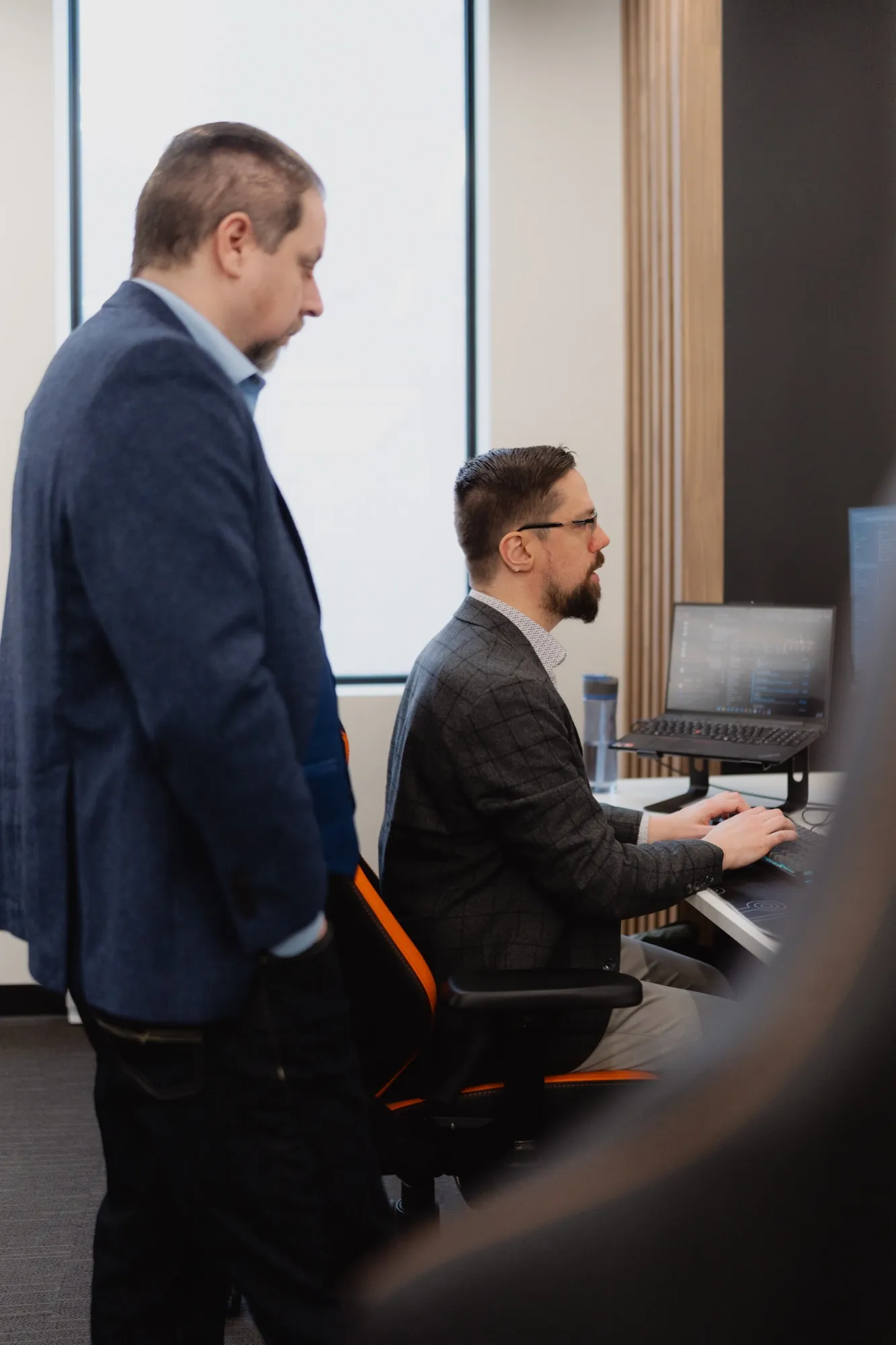 Deux techniciens de Mondria au poste de travail